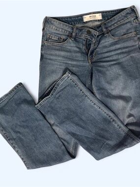 Hollister women’s Straight Jeans - Washed Indigo Blue